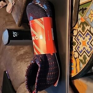 Bombas The Gripper Slipper NWT medium (8-10.5) true to size